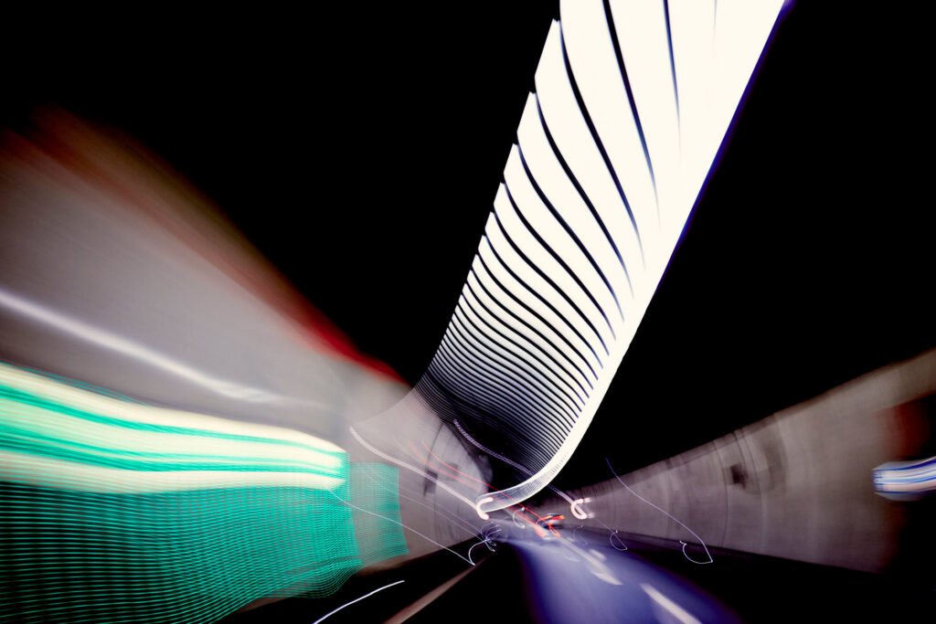 Autofahrt durch einen Tunnel mit Lichtspuren unterwegs mit dem Auto Abo von Arval